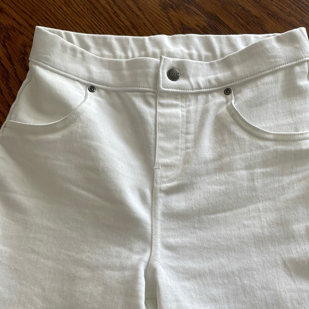 Hue leggings, white, trendy, back pockets, flared with frayed edge. Super cute !
